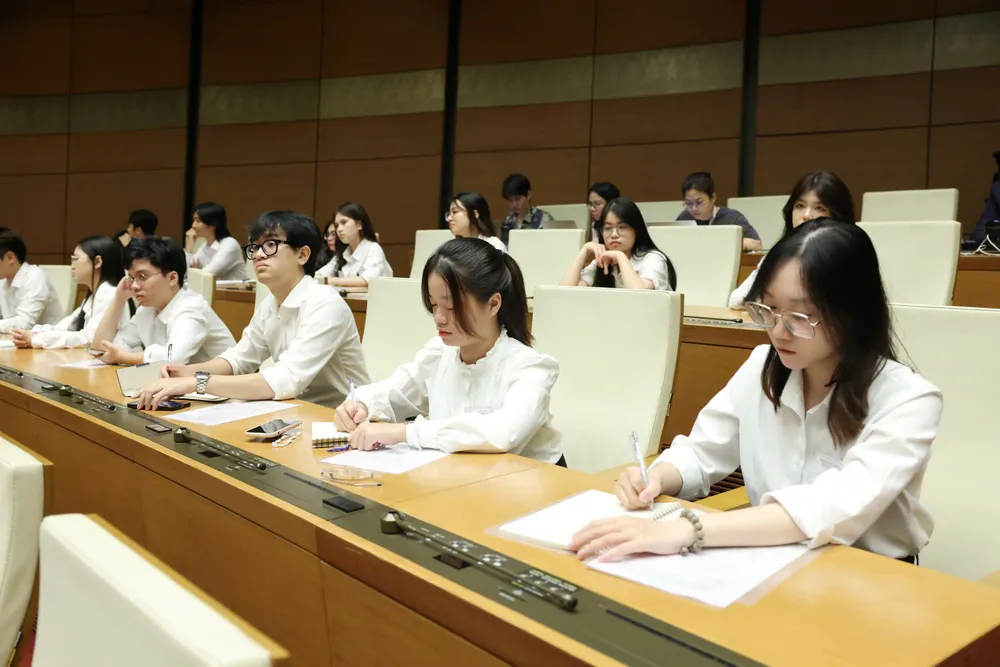Đại biểu sinh viên, thế hệ trẻ Việt Nam tham dự hội nghị tại Hội trường Diên Hồng. Ảnh QUANG PHÚC Anh dai bieu 5.jpg