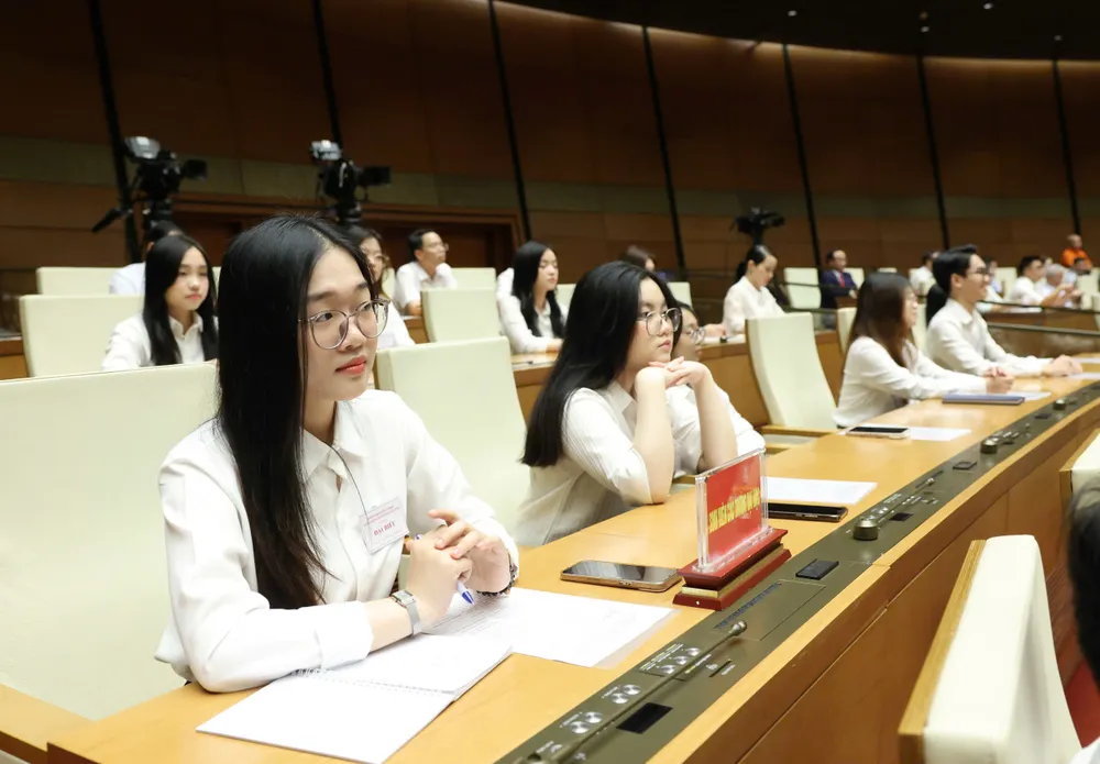 Các sinh viên tham dự hội nghị tại điểm cầu Hội trường Diên Hồng. Ảnh: QUANG PHÚC Anh dai bieu 6.jpg