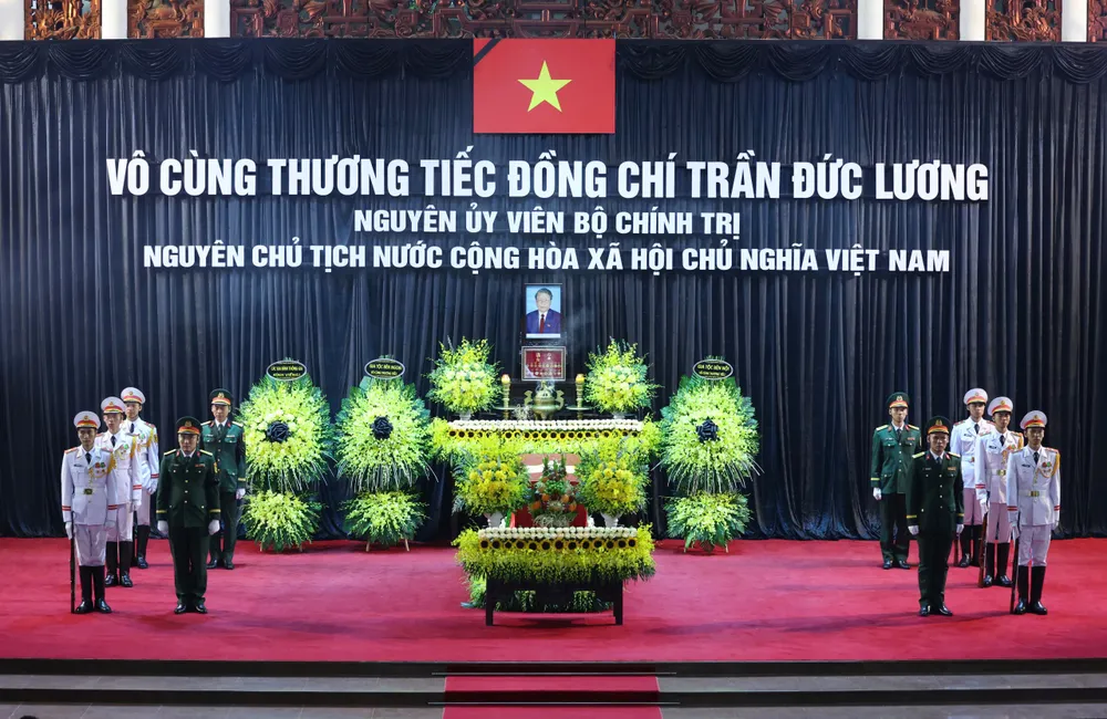 Linh cữu nguyên Chủ tịch nước Trần Đức Lương quàn tại Nhà Tang lễ quốc gia. Ảnh: QUANG PHÚC Le vieng Tran Duc Luong 1.jpg