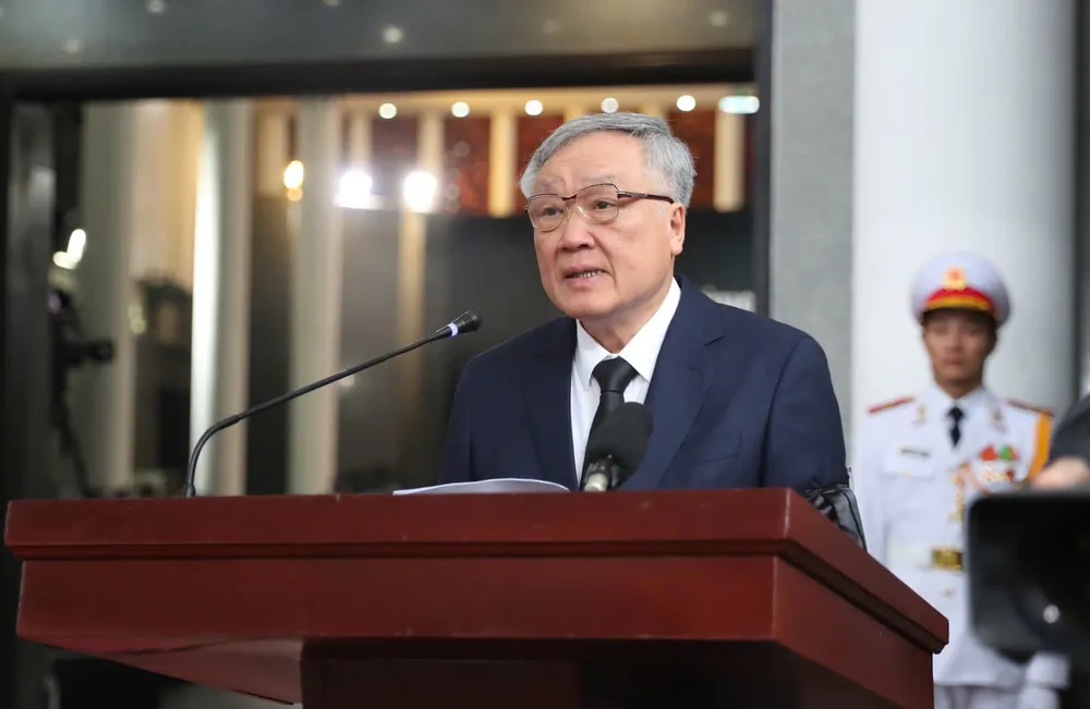 Phó Thủ tướng Thường trực Chính phủ Nguyễn Hòa Bình điều hành chương trình lễ tang. Ảnh: QUANG PHÚC Le vieng Tran Duc Luong 2.jpg