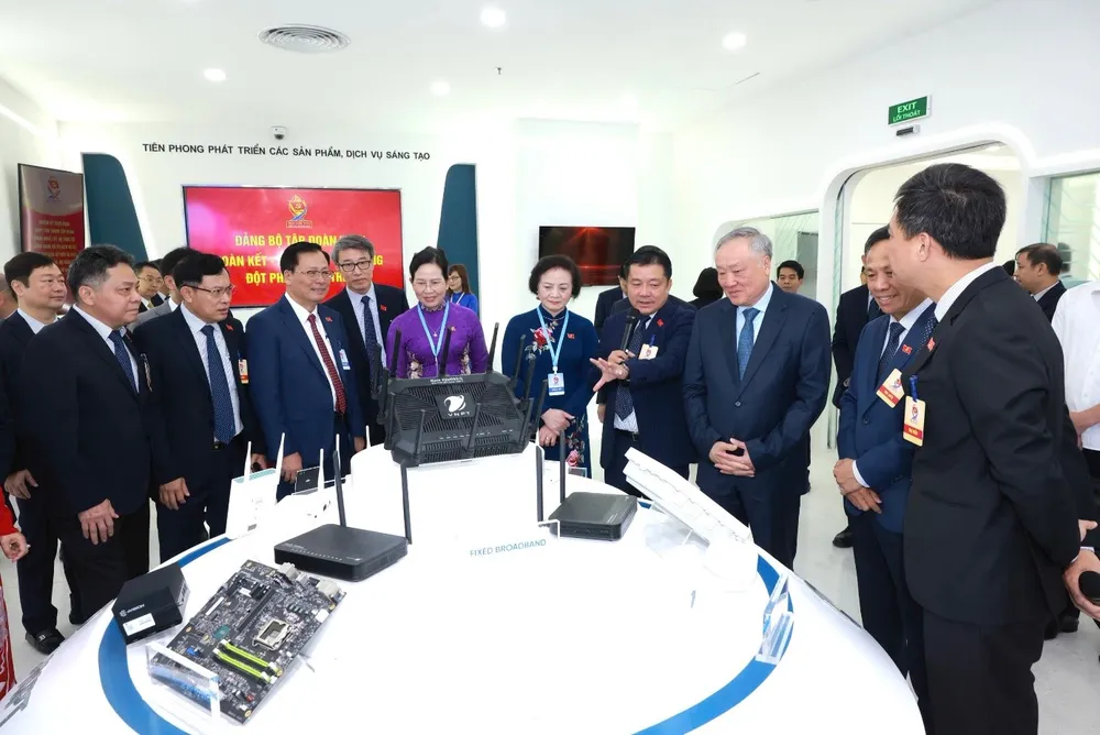 Phó Thủ tướng Nguyễn Hòa Bình và các đại biểu tham quan khu trưng bày sản phẩm dịch vụ công nghệ do VNPT nghiên cứu, phát triển Anh DH Dang bo VNPT 2.jpg