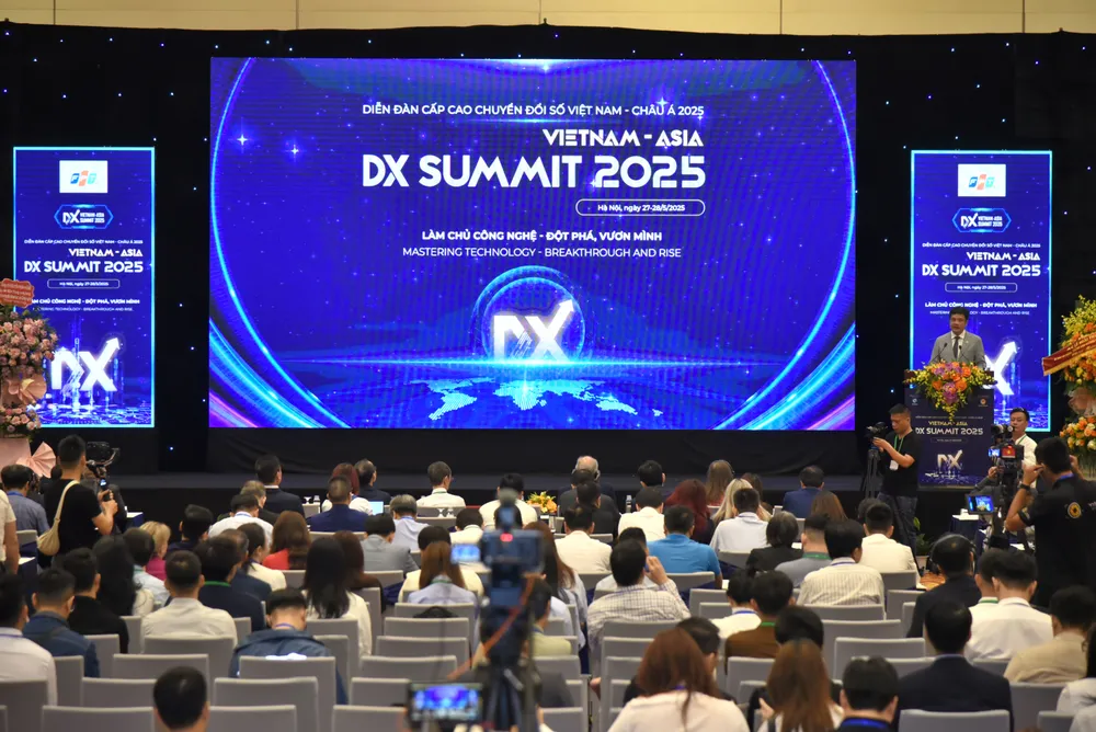Утром 27 мая в Ханое открылся саммит Vietnam-Asia DX Summit 2025 под девизом «Освоение технологий — прорыв, подъем». Anh VINASA 1.JPG