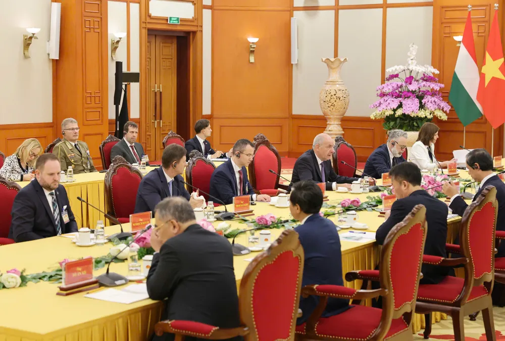 Lãnh đạo cấp cao hai bên tham gia cuộc hội kiến. Ảnh: QUANG PHÚC TBT tiep TT Hungary 7.jpg