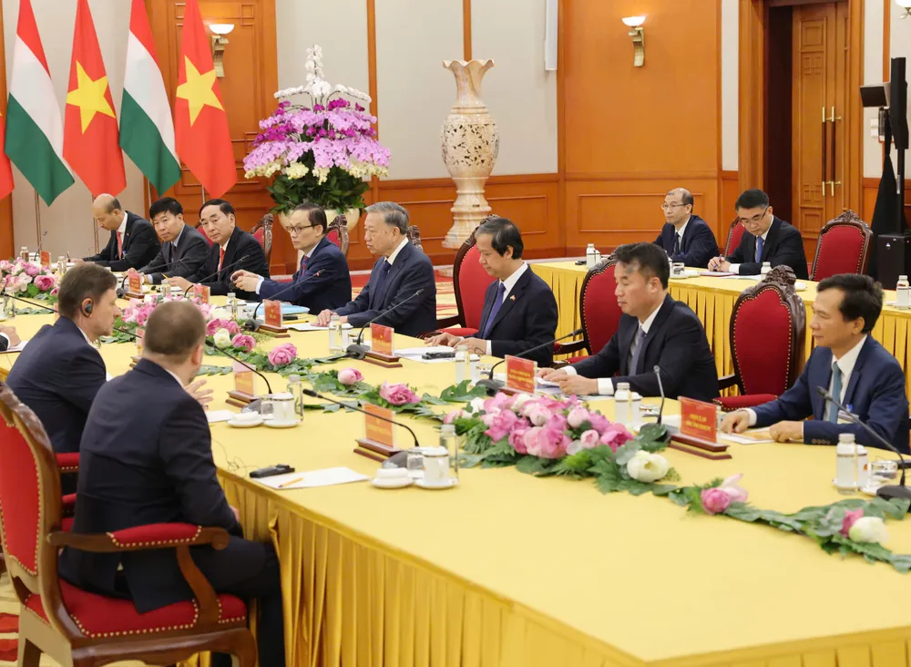 Lãnh đạo cấp cao hai bên tham gia cuộc hội kiến. Ảnh: QUANG PHÚC TBT tiep TT Hungary 8.jpg