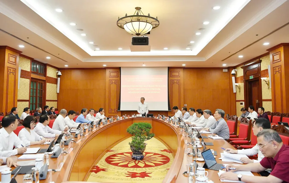 Quang cảnh phiên họp. Ảnh: VIẾT CHUNG Hop Ban Chi dao phat trien KHCN 3.jpg