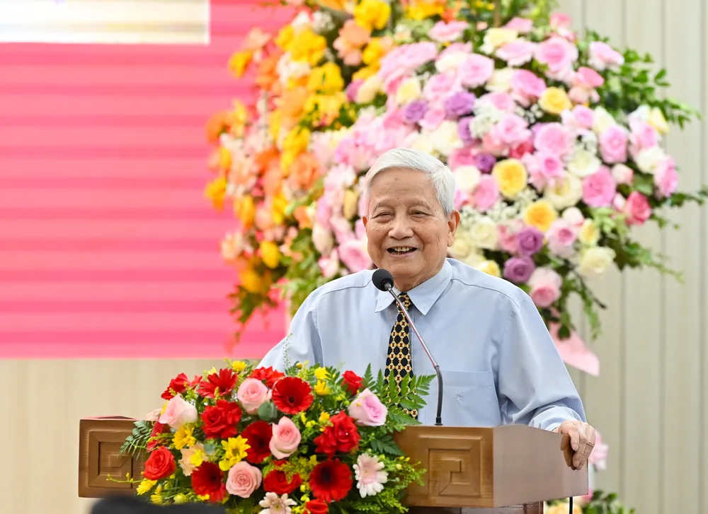 Nhà báo Hà Đăng phát biểu tại buổi lễ Anh ra mat sach nha bao Ha Dang 3.JPG