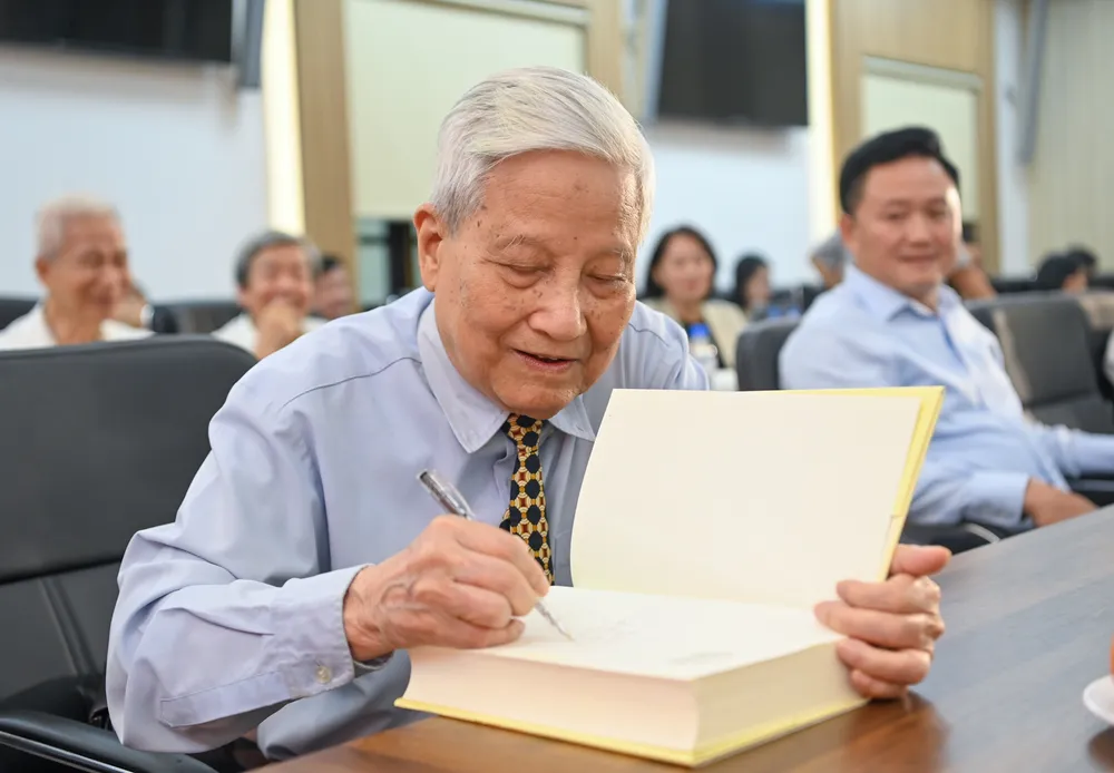 Nhà báo Hà Đăng ký tặng sách tại buổi lễ Anh ra mat sach nha bao Ha Dang 4.JPG