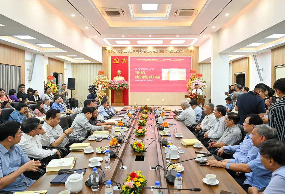 Quang cảnh buổi lễ tại trụ sở Báo Nhân Dân Anh ra mat sach nha bao Ha Dang 5.JPG