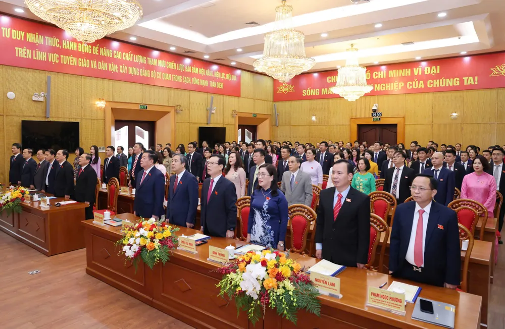 Các đại biểu dự đại hội thực hiện lễ chào cờ. Ảnh QUANG PHÚC Dai hoi Ban TGDV TW 13.jpg