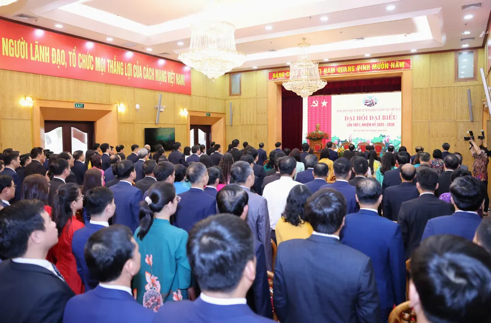 Các đại biểu dự đại hội thực hiện lễ chào cờ. Ảnh QUANG PHÚC Dai hoi Ban TGDV TW 2.jpg