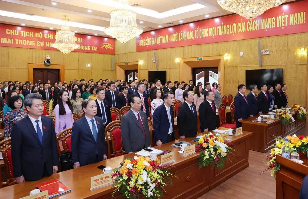 Các đại biểu dự đại hội thực hiện lễ chào cờ. Ảnh QUANG PHÚC Dai hoi Ban TGDV TW 3.jpg