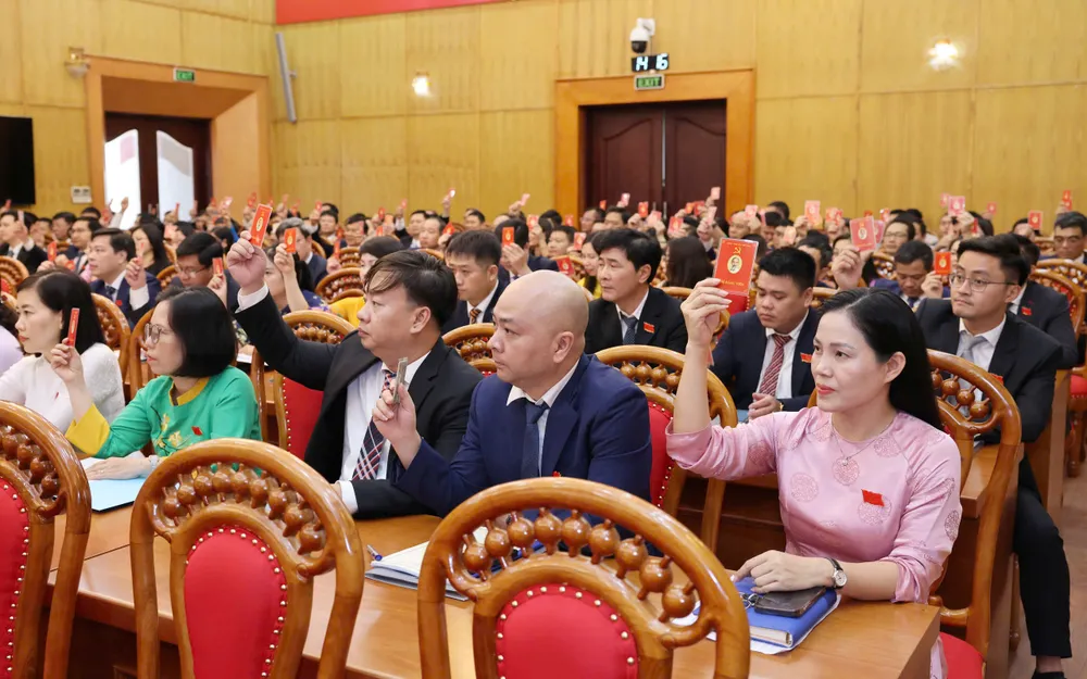 Các đại biểu thực hiện biểu quyết thông qua chương trình đại hội. Ảnh: QUANG PHÚC Dai hoi Ban TGDV TW 6.jpg
