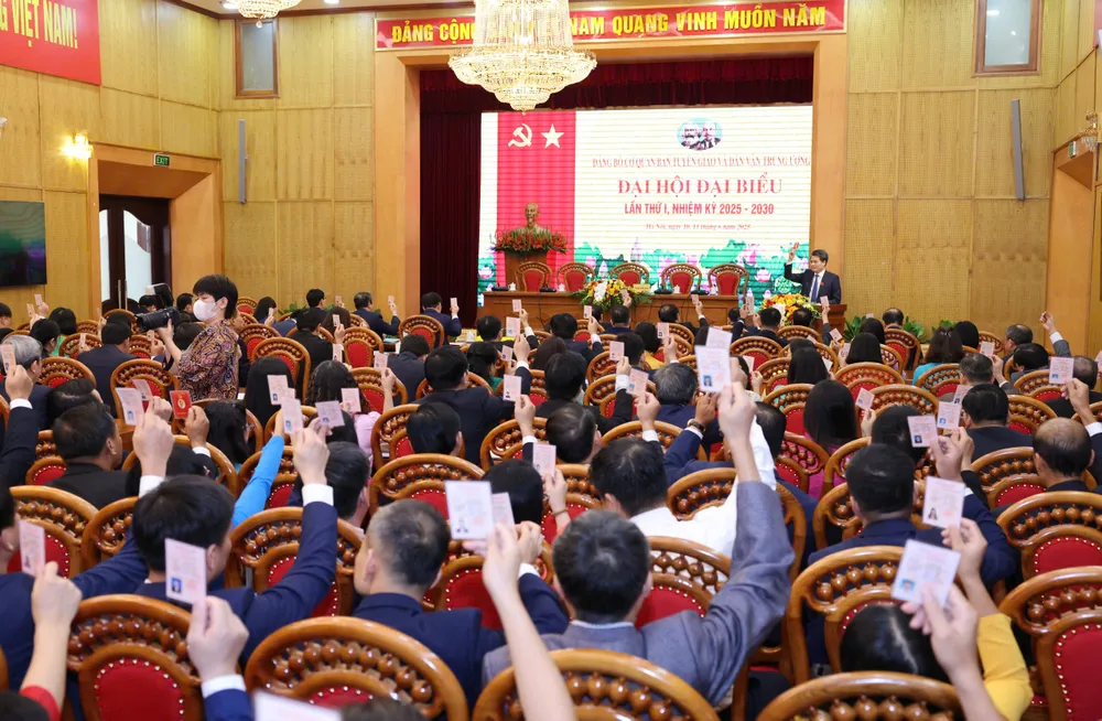Các đại biểu thực hiện biểu quyết thông qua chương trình đại hội. Ảnh: QUANG PHÚC Dai hoi Ban TGDV TW 7.jpg