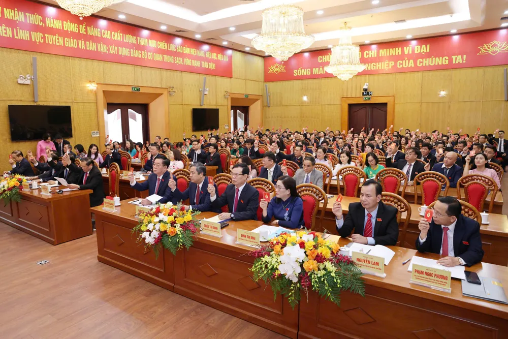 Các đại biểu thực hiện biểu quyết thông qua chương trình đại hội. Ảnh: QUANG PHÚC Dai hoi Ban TGDV TW 8.jpg