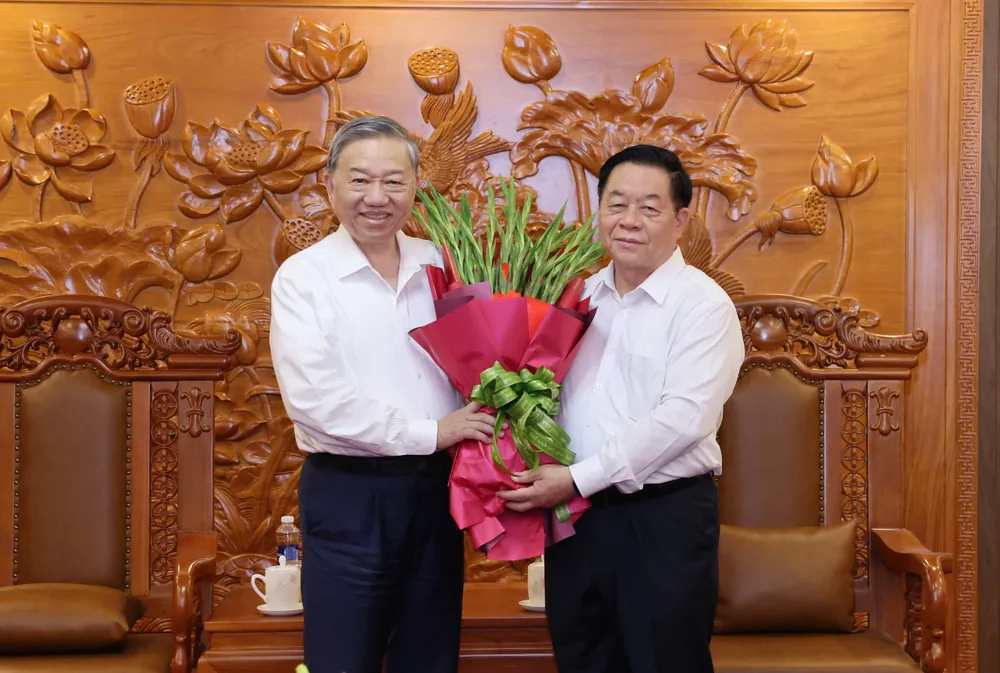 Đồng chí Nguyễn Trọng Nghĩa đón và tặng hoa Tổng Bí thư Tô Lâm trước khi cuộc làm việc bắt đầu. Ảnh: QUANG PHÚC Anh TBT lam viec Ban TGDVTW 1.jpg