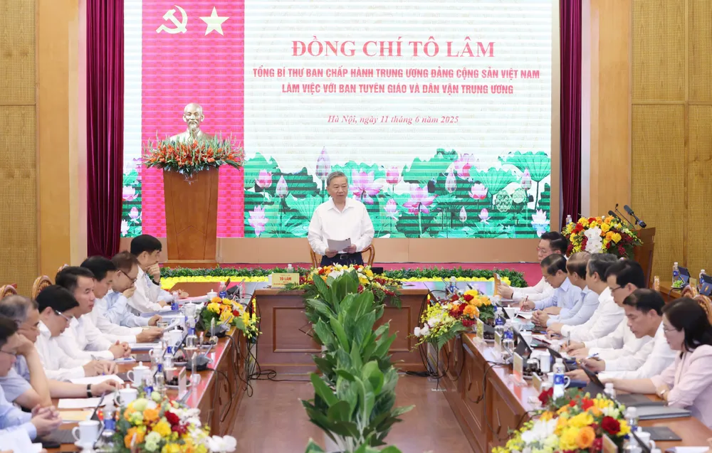 Quang cảnh cuộc làm việc. Ảnh: QUANG PHÚC Anh TBT lam viec Ban TGDVTW 10.jpg