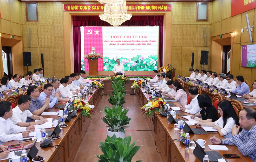 Quang cảnh cuộc làm việc. Ảnh: QUANG PHÚC Anh TBT lam viec Ban TGDVTW 11.jpg