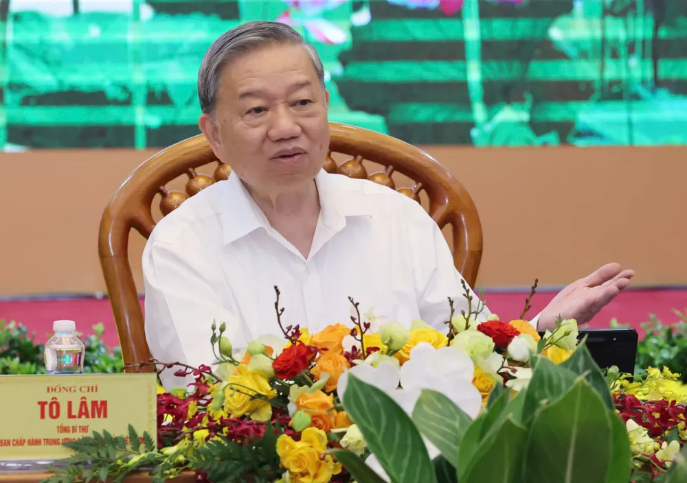 Tổng Bí thư Tô Lâm trao đổi ý kiến với các đại biểu tại cuộc làm việc. Ảnh: QUANG PHÚC Anh TBT lam viec Ban TGDVTW 12.jpg