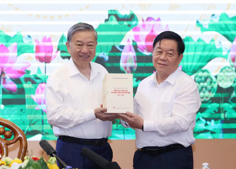 Trưởng Ban Tuyên giáo và Dân vận Trung ương Nguyễn Trọng Nghĩa tặng Tổng Bí thư Tô Lâm bộ sách Biên niên lịch sử công tác tuyên giáo của Đảng Cộng sản Việt Nam (1925 - 2025), chiều 11-6, khi kết thúc cuộc làm việc. Ảnh: QUANG PHÚC Anh TBT lam viec Ban TGDVTW 13.jpg