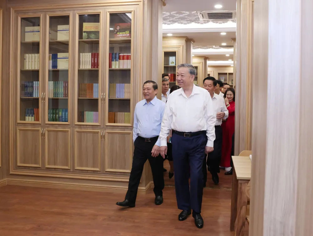Tổng Bí thư Tô Lâm tham quan thư viện Ban Tuyên giáo và Dân vận Trung ương trước cuộc làm việc. Ảnh: QUANG PHÚC Anh TBT lam viec Ban TGDVTW 3.jpg