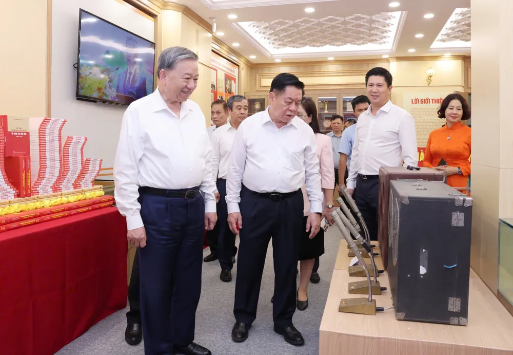 Tổng Bí thư Tô Lâm thăm và nghe giới thiệu về Phòng truyền thống Ban Tuyên giáo và Dân vận Trung ương trước cuộc làm việc. Ảnh: QUANG PHÚC Anh TBT lam viec Ban TGDVTW 4.jpg