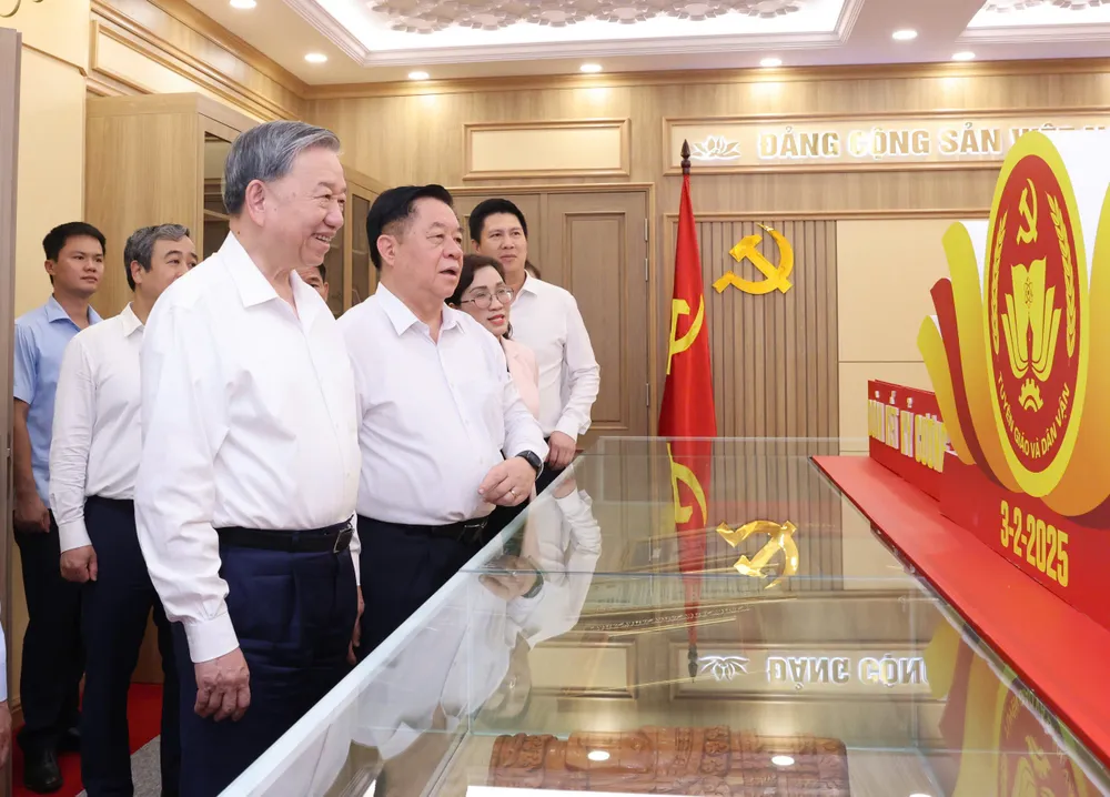 Tổng Bí thư Tô Lâm thăm và nghe giới thiệu về Phòng truyền thống Ban Tuyên giáo và Dân vận Trung ương trước cuộc làm việc. Ảnh: QUANG PHÚC Anh TBT lam viec Ban TGDVTW 7.jpg