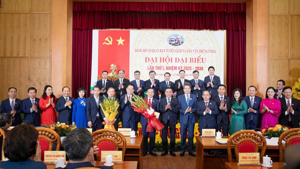 Đồng chí Trần Cẩm Tú và đồng chí Nguyễn Trọng Nghĩa chúc mừng Ban Chấp hành Đảng bộ cơ quan Ban Tuyên giáo và Dân vận Trung ương nhiệm kỳ 2025-2030 ra mắt tại đại hội. Ảnh: VIẾT CHUNG Dai hoi Dang bo Ban TG-DV TW 2.jpg