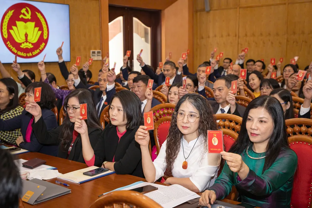Các đại biểu thực hiện biểu quyết thông qua chương trình Đại hội. Ảnh: VIẾT CHUNG Dai hoi Dang bo Ban TG-DV TW 3.jpg