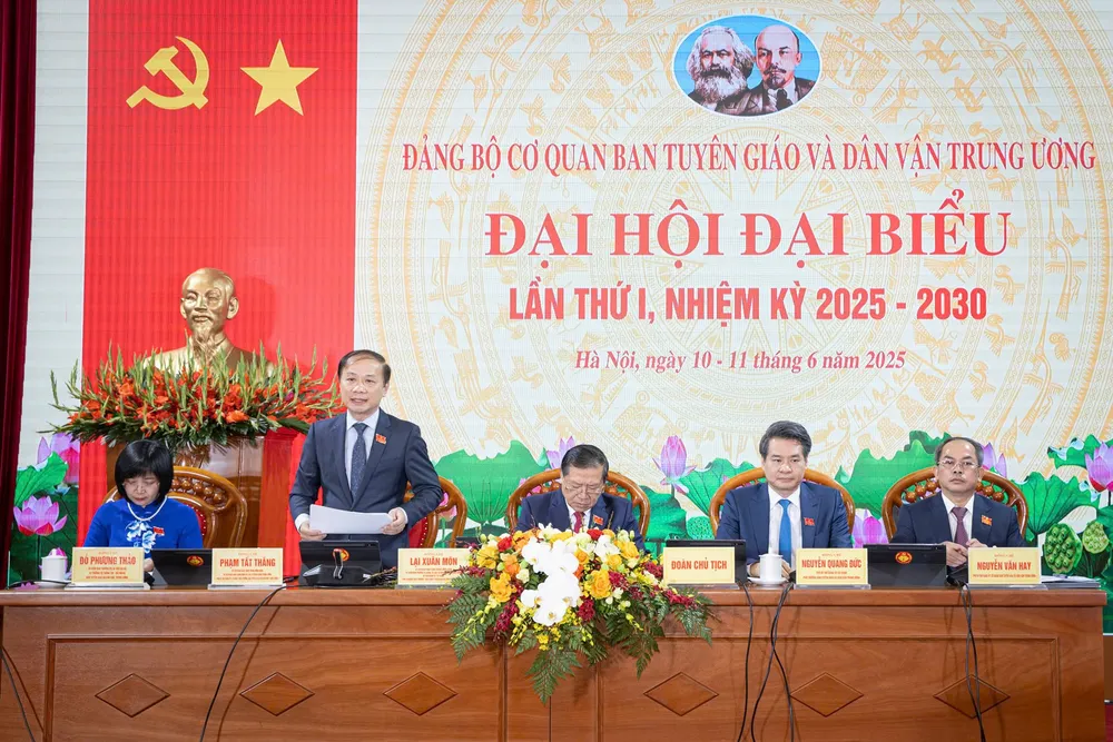 Đoàn Chủ tịch điều hành đại hội. Ảnh: VIẾT CHUNG Dai hoi Dang bo Ban TG-DV TW 5.jpg