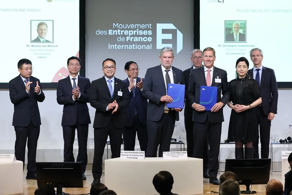 Lễ ký kết diễn ra trong khuôn khổ Diễn đàn doanh nghiệp Việt – Pháp tại Paris (Pháp), dưới sự chứng kiến của Thủ tướng Chính phủ Phạm Minh Chính. Ảnh: N.B FPT ký kết hợp tác với Airbus.jpg