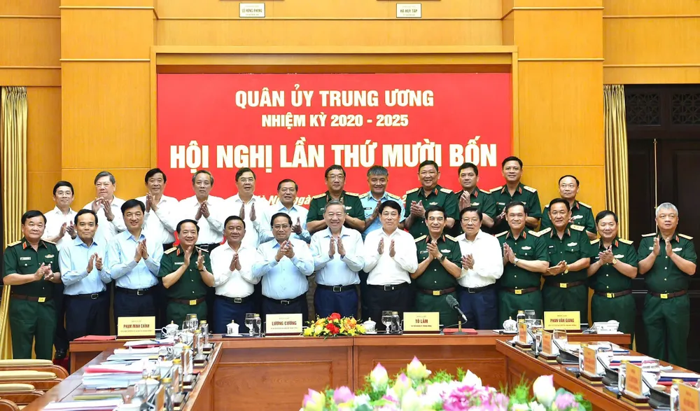 Tổng Bí thư Tô Lâm, Chủ tịch nước Lương Cường, Thủ tướng Phạm Minh Chính và các đại biểu tham dự hội nghị. Ảnh: VIẾT CHUNG HN Quan uy TW 4.jpg