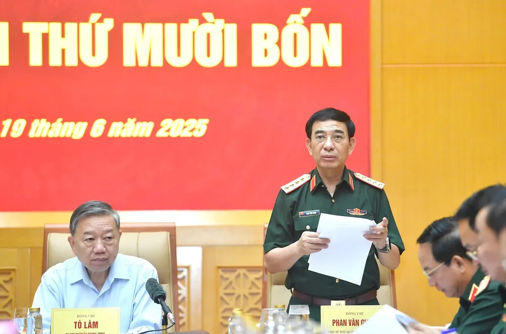 Đại tướng Phan Văn Giang phát biểu tại hội nghị. Ảnh: VIẾT CHUNG HN Quan uy TW 7.jpg