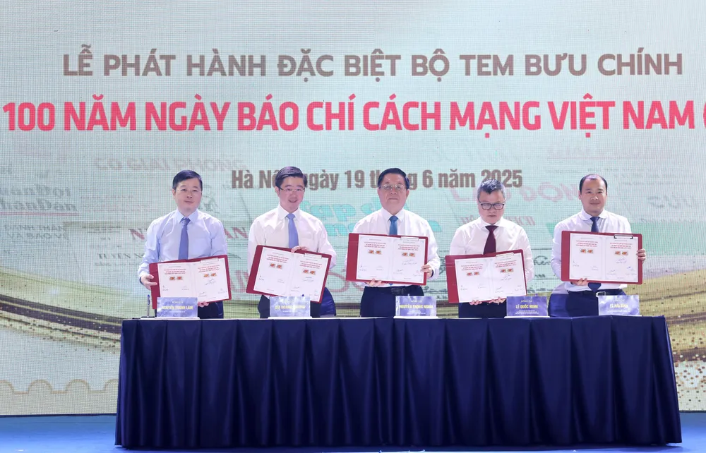 Đồng chí Nguyễn Trọng Nghĩa cùng các đại biểu thực hiện nghi thức phát hành đặc biệt bộ tem bưu chính “Kỷ niệm 100 năm Ngày Báo chí Cách mạng Việt Nam (1925-2025)” tại buổi lễ Ky phat hanh dac biet bo tem 1.JPG
