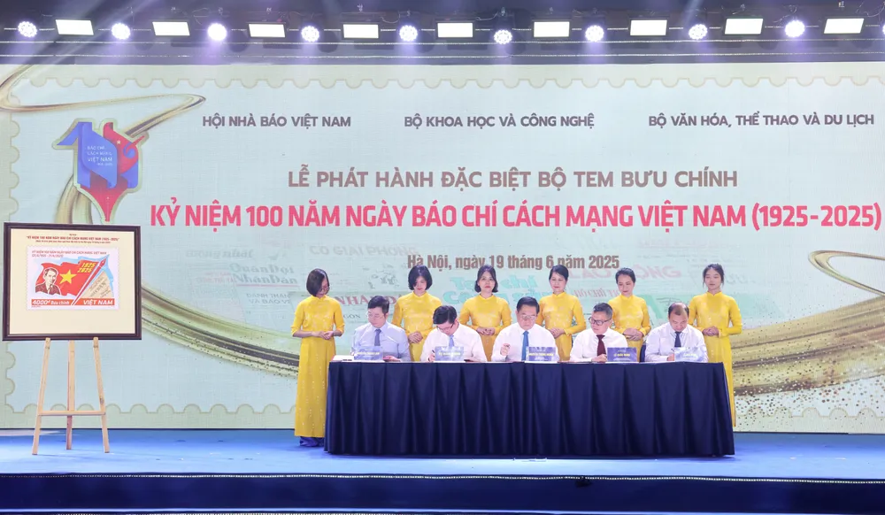 Nghi thức ký phát hành đặc biệt bộ tem bưu chính “Kỷ niệm 100 năm Ngày Báo chí Cách mạng Việt Nam (1925-2025)” tại buổi lễ Ky phat hanh dac biet bo tem 2.JPG