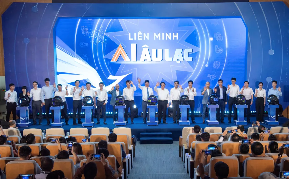 ពិធីសម្ពោធសម្ព័ន្ធ Au Lac AI បានប្រព្រឹត្តទៅនាថ្ងៃទី ២០ មិថុនា នៅទីក្រុងហាណូយ។ Ra mat Lien minh Ai Au Lac 5.JPG