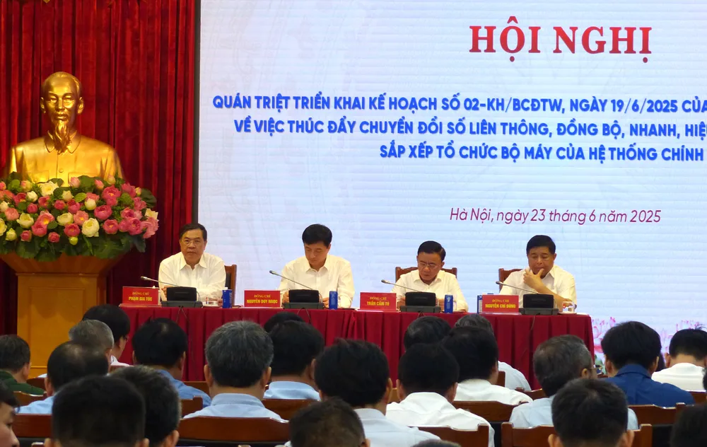 Các đồng chí chủ trì và điều hành hội nghị. Ảnh: TRẦN BÌNH Anh Ban Chi dao 5.JPG