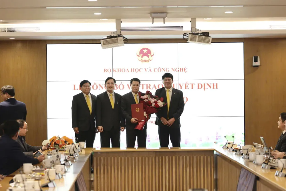 Ban lãnh đạo Tổng công ty Bưu điện Việt Nam tặng hoa chúc mừng ông Nguyễn Trường Giang tại sự kiện Ban Lãnh đạo Tổng công ty Bưu điện Việt Nam chúc mừng Chủ tịch HĐTV Nguyễn Trường Giang.jpg