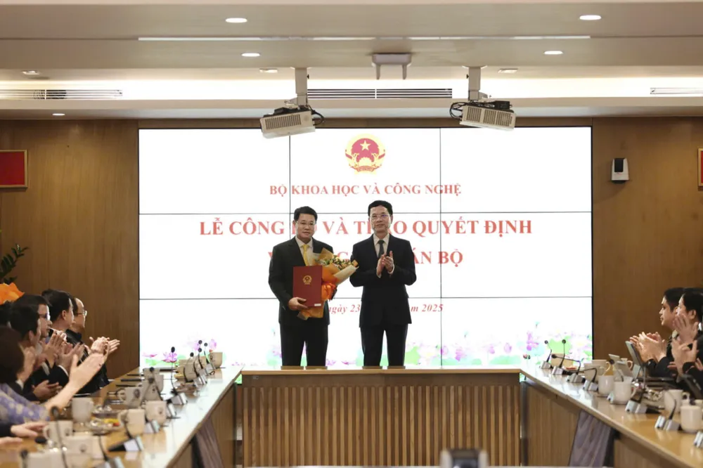 Bộ trưởng Bộ KH-CN Nguyễn Mạnh Hùng trao quyết định bổ nhiệm ông Nguyễn Trường Giang giữ chức vụ Chủ tịch HĐTV Tổng công ty Bưu điện Việt Nam. Bộ trưởng Nguyễn Mạnh Hùng trao quyết định bổ nhiệm cho ông Nguyễn Trường Giang.jpg