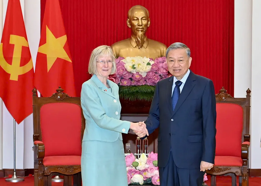 Tổng Bí thư Tô Lâm tiếp Đại sứ Australia Gillian Bird tại trụ sở Trung ương Đảng, ngày 26-6. Ảnh: VIẾT CHUNG Anh TBT tiep DS Australia 1.jpg