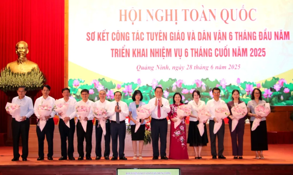 Đồng chí Nguyễn Trọng Nghĩa tặng hoa Trưởng Ban Tuyên giáo và Dân vận các tỉnh, thành phố dự hội nghị. Ảnh: BQN Anh Ban TGTDVTW 2.jpg