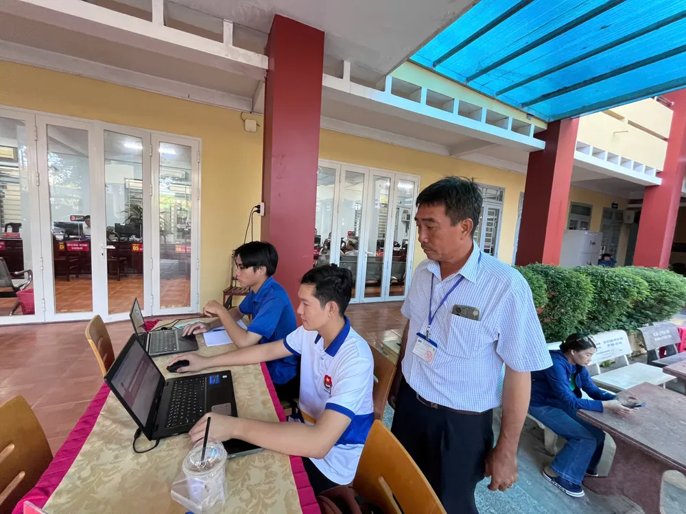 Nhân viên kỹ thuật VNPT hỗ trợ vận hành Cổng DVCQG tại phường Đồng Hòa, TPHCM Phường Đông Hoà - Tp HCM.jpg