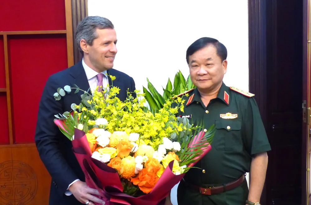 Thượng tướng Hoàng Xuân Chiến đón, tặng hoa ông Matteo Perego di Cremnago trước khi bắt đầu đối thoại. Ảnh: TRẦN BÌNH Anh Doi thoai QP Viet Nam - Italia 1.JPG