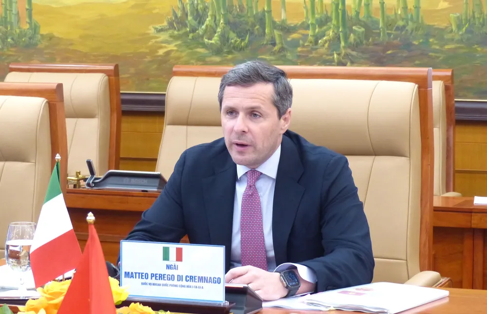 Ông Matteo Perego di Cremnago phát biểu tại đối thoại. Ảnh: TRẦN BÌNH Anh Doi thoai QP Viet Nam - Italia 3.JPG