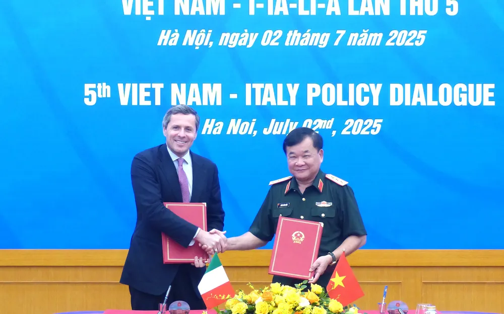 Thượng tướng Hoàng Xuân Chiến và ông Matteo Perego di Cremnago trao đổi Biên bản đối thoại và Ý định thư. Ảnh: TRẦN BÌNH Anh Doi thoai QP Viet Nam - Italia 5.JPG