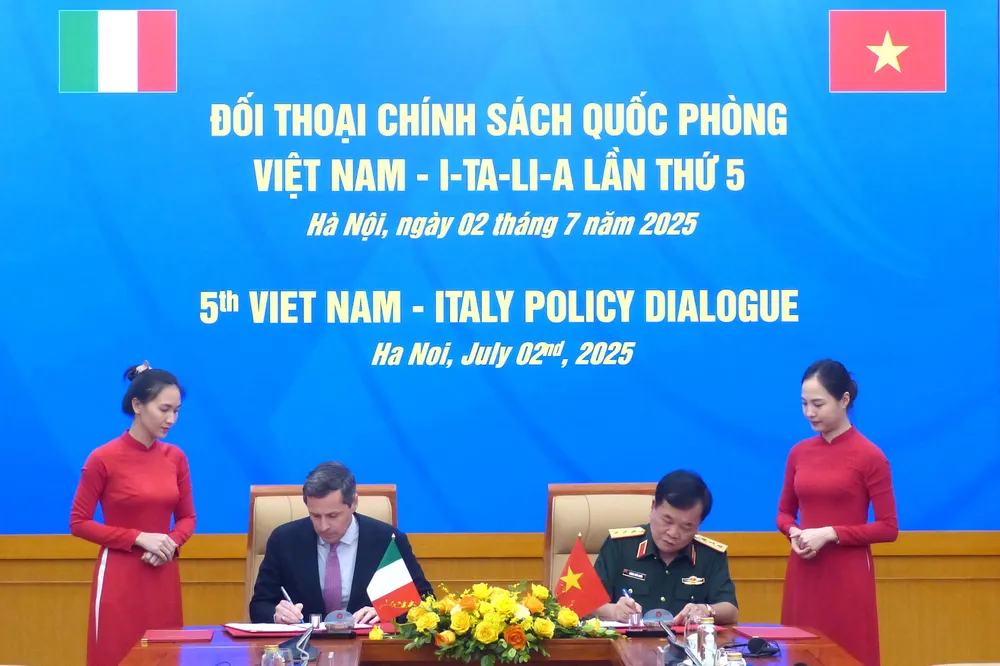 Thượng tướng Hoàng Xuân Chiến và ông Matteo Perego di Cremnago ký Biên bản đối thoại và Ý định thư sau đối thoại. Ảnh: TRẦN BÌNH Anh Doi thoai QP Viet Nam - Italia 6.JPG