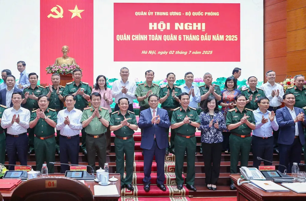 Thủ tướng Phạm Minh Chính và các đại biểu dự hội nghị. Ảnh: VIẾT CHUNG Anh HN Quan chinh BQP 6.jpg