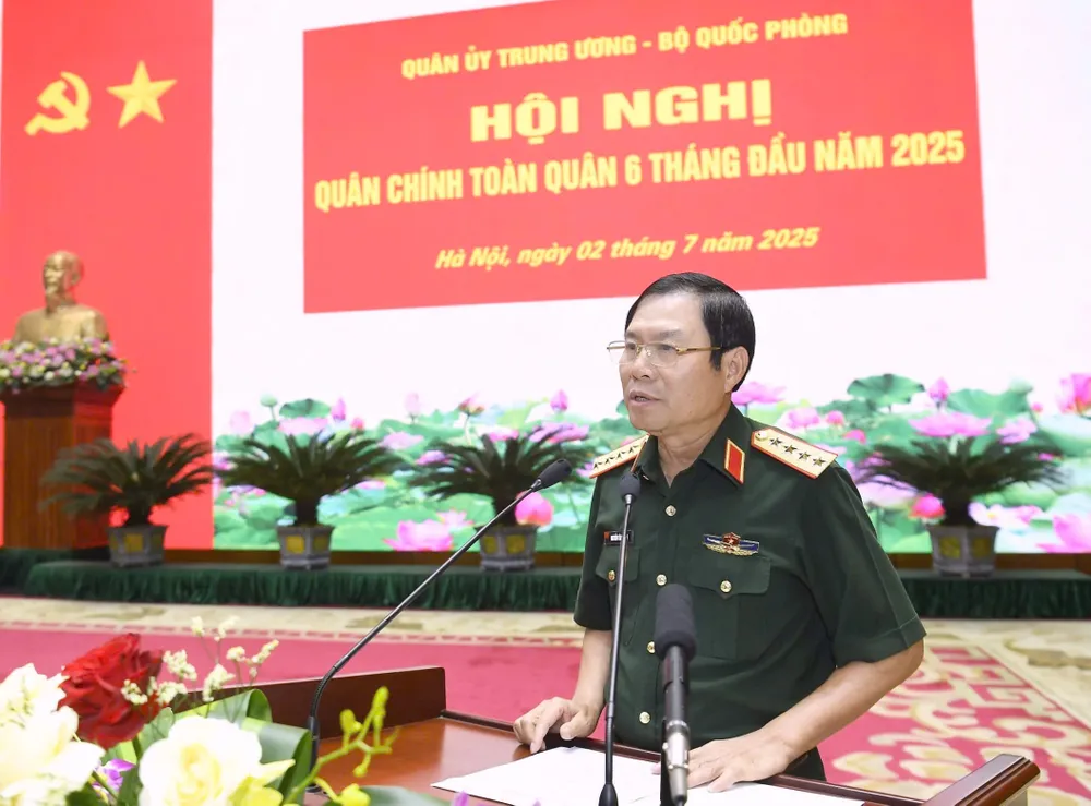 Đại tướng Nguyễn Tân Cương trình bày báo cáo tại hội nghị. Ảnh: VIẾT CHUNG Anh HN Quan chinh BQP 8.jpg