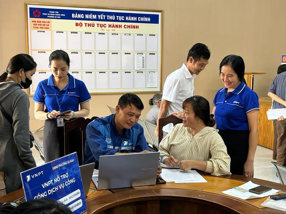 Nhân viên VNPT túc trực, hỗ trợ người dân thực hiện những dịch vụ số tại các trung tâm hành chính công cấp xã VNPT - Xa lo so 1.jpg
