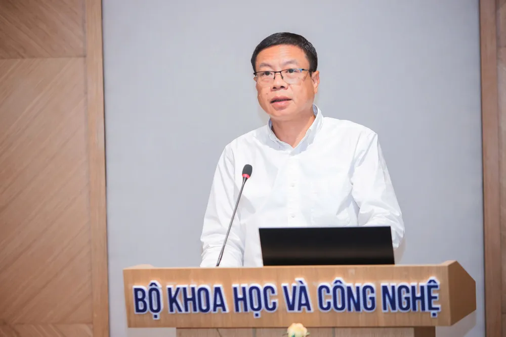 مزيد من المعلومات Thu truong Le Xuan Dinh 2.jpg