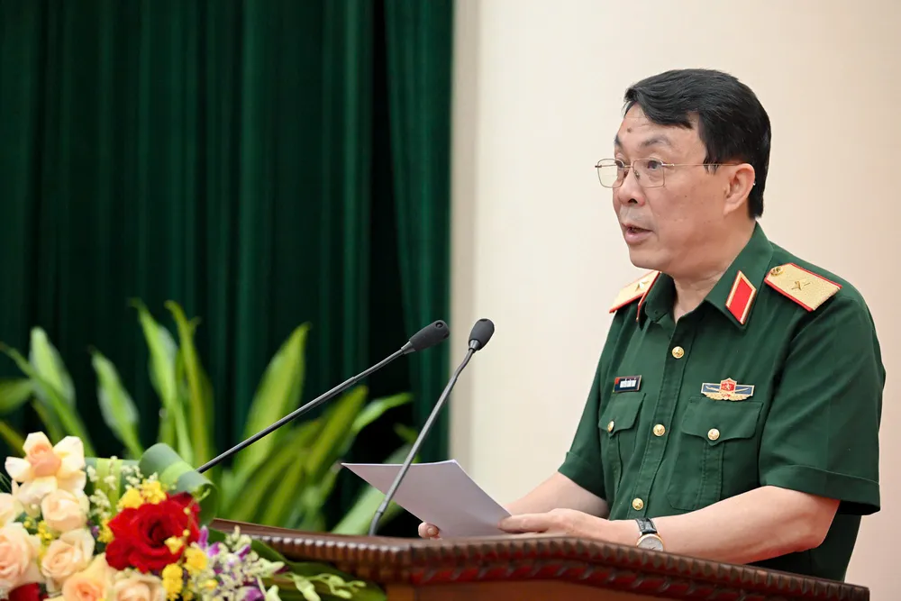 Thiếu tướng Nguyễn Xuân Thủy, Phó Cục trưởng Cục Tuyên huấn (Tổng cục Chính trị Quân đội nhân dân) trình bày báo cáo tóm tắt Đề án 1219 và Kế hoạch số 2898/KH-BQP tại hội nghị. Ảnh: Đ.T Anh Hoi nghi BQP 3.jpg